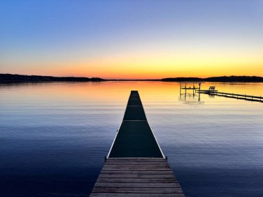 Scandia yakınlarındaki Büyük Denizcilik Gölü Minnesota 'da renkli, huzurlu bir bahar günbatımı.
