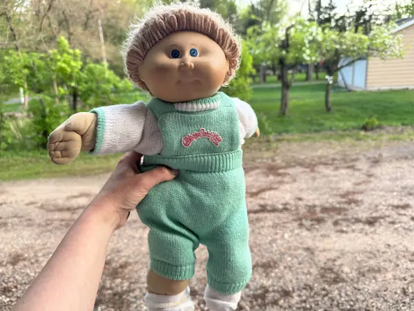 Scandia, MInnesota - 9 Mayıs 2025: 1980 'lerin otantik lahana bebek kafası, çocuk