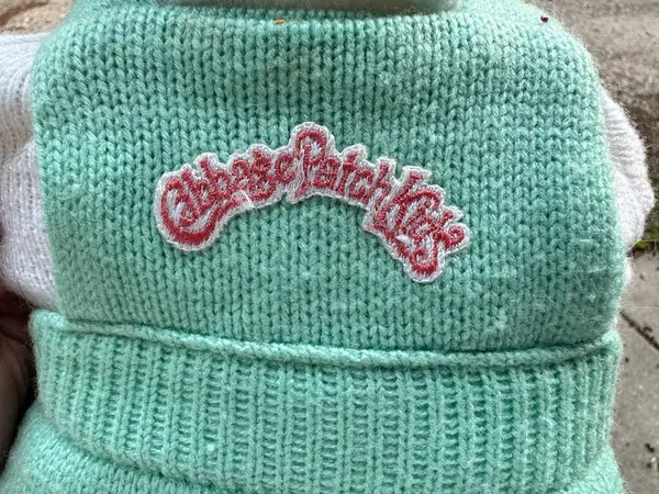 Scandia, MInnesota - 9 Mayıs 2025: Giysilerinde otantik 1980 lahana bebek logosu