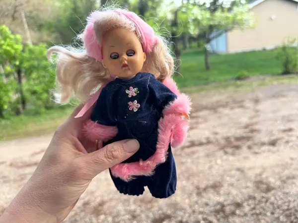 Scandia, MInnesota - 9 Mayıs 2025: Hand, orijinal Ginny Dolls Paten Eğlence Bebeği Vogue Dolls 1986 'yı elinde tutuyor