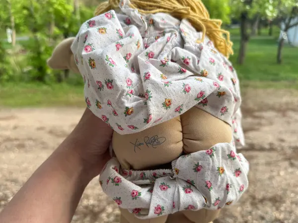 Scandia, MInnesota - 9 Mayıs 2025: 1980 'lerin otantik lahana bebek poposu Xavier Roberts imzalı