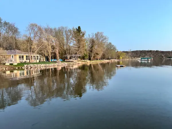 Baharın başlarında Scandia Minnesota 'daki Büyük Deniz Gölü' nde rıhtımda çekilmiş bir fotoğrafla Lakeshore 'da bir ev.