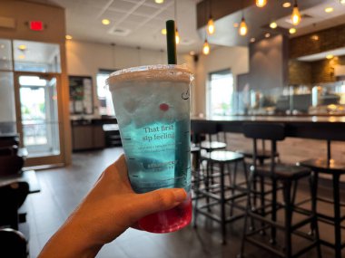 Crystal, Minnesota - 30 Mayıs 2025 Starbucks 'ta bir kahve dükkanında el sıkışık bir meyve suyu tutuyor.