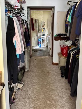 Marine, Minnesota - 27 Mayıs 2025: halılı dolap bir evin tuvaletine açılıyor