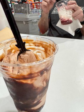 Maple Grove, Minnesota - 23 Mayıs 2025: Çikolatalı dondurmalar, Costco toptancıda yemek yemek