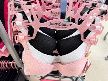 Maple Grove, Minnesota - 23 Mayıs 2025: Sulu Couture 3 paket dantel sutyen