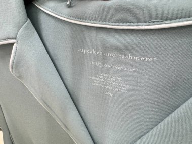 Maple Grove, Minnesota - 23 Mayıs 2025: Cupcakes and Cashmere marka kıyafet etiketi, ünlü moda blogcusu