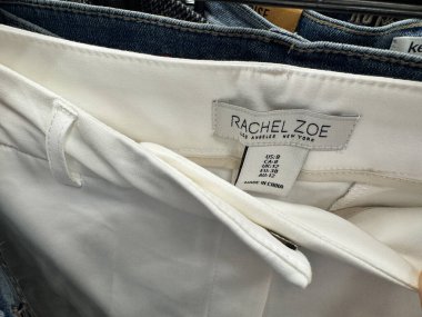 Maple Grove, Minnesota - 23 Mayıs 2025 Rachel Zoe giyim markası etiketi, günlük kıyafet