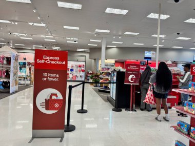 Maple Grove, Minnesota - 23 Mayıs 2025: Bir Hedef Mağazası 'ndaki Express Self-check-out yolları