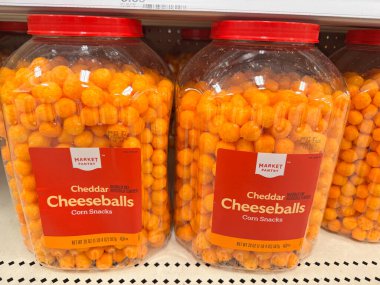 Maple Grove, Minnesota - 23 Mayıs 2025: Market Kilerinde bir markette çedar peyniri topları markası