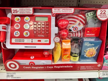 Maple Grove, Minnesota - 23 Mayıs 2025: Çocuklar mini markette satılık oyuncak kasası