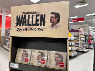 Maple Grove, Minnesota - 23 Mayıs 2025: Morgan Wallen 'ın Sergisi Ben bir Target mağazasındaki problem CD' si ve ilçe müzik albümüyüm