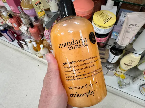 Maple Grove, Minnesota - 23 Mayıs 2025: Mandarin Mimosa kokusu ile felsefe marka duş jeli