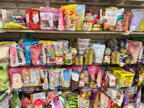 Maple Grove, Minnesota - 23 Mayıs 2025: Marshalls perakende mağazasındaki dağınık yiyecek ve atıştırmalık alanı
