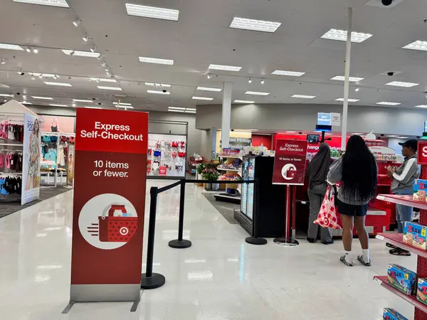 Maple Grove, Minnesota - 23 Mayıs 2025: Bir Hedef Mağazası 'ndaki Express Self-check-out yolları