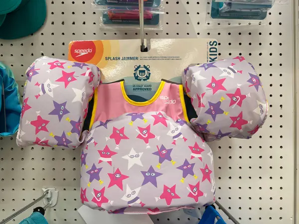 Maple Grove, Minnesota - 23 Mayıs 2025: şişme Jumperlar Speedo markalı çocuklar havuz cankurtaran yeleği satışı için