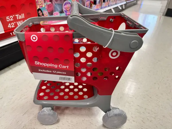 Maple Grove, Minnesota - 23 Mayıs 2025: Çocuklar için mini hedef alışveriş arabası oyuncak seti