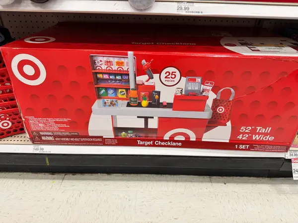 Maple Grove, Minnesota - 23 Mayıs 2025: Çocuklar mini markette satılık oyuncak kasası