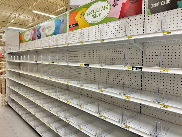 Maple Grove, Minnesota - 14 Mayıs 2025: Kapatılan Joann Fabrika el sanatları mağazasının kirli koridoru tasfiye ediliyor