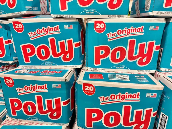 Maple Grove, Minnesota - 14 Mayıs 2025: Sanatlar ve doldurulmuş hayvan projeleri için Polyester Fiber Dolgu Kutuları