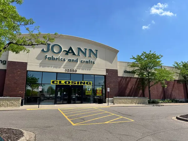 Maple Grove, Minnesota - 14 Mayıs 2025: Joann Fabrika el sanatları dükkanı tasfiye edilirken kapatıldı