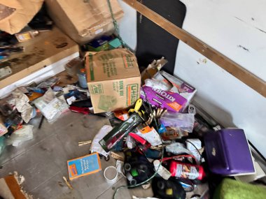 Albuquerque, New Mexico - 6 Haziran 2025: Çalıntı kişisel eşyalar bir U-nakliye kamyonunun içinde, dağınık bir şekilde etrafa saçılmıştı.