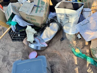 Albuquerque, New Mexico - 6 Haziran 2025: Çalıntı kişisel eşyalar bir U-nakliye kamyonunun içinde, dağınık bir şekilde etrafa saçılmıştı.