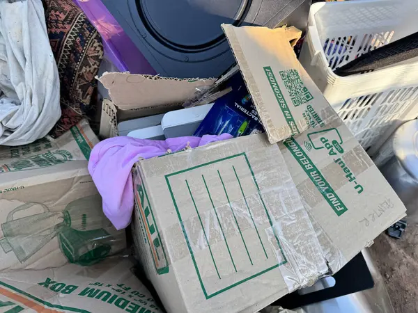 Albuquerque, New Mexico - 6 Haziran 2025: Çalıntı kişisel eşyalar bir U-nakliye kamyonunun içinde, pislik çöplüğünde dağınık bir şekilde etrafa saçılmıştı.