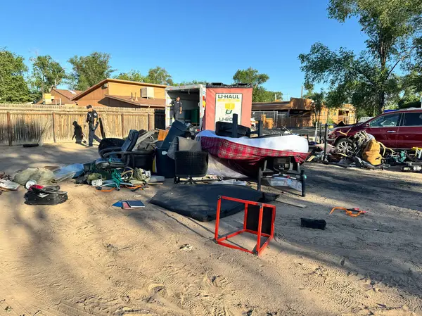 Albuquerque, New Mexico - 6 Haziran 2025: Çalıntı kişisel eşyalar bir U-nakliye kamyonunun içinde, dağınık bir şekilde etrafa saçılmıştı.