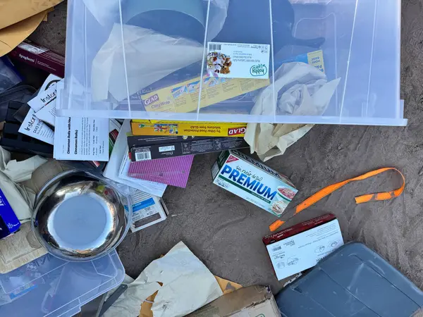 Albuquerque, New Mexico - 6 Haziran 2025: Çalıntı kişisel eşyalar bir U-nakliye kamyonunun içinde, dağınık bir şekilde etrafa saçılmıştı.