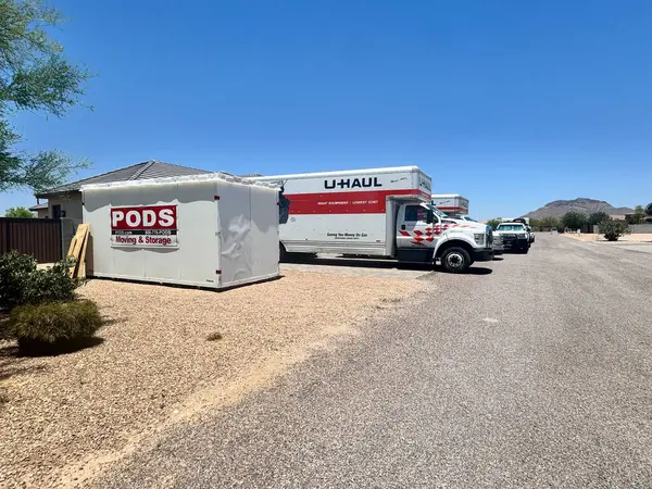Mesa, Arizona - 8 Haziran 2025: PODS Taşıma ve Depolama konteynırı ve bir eve yerleştirilmiş bir U-nakliye kamyonu