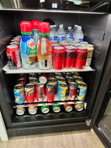 Mesa, Arizona - 8 Haziran 2025: Bir evin içindeki içecek dolabını gazozla doldurdum