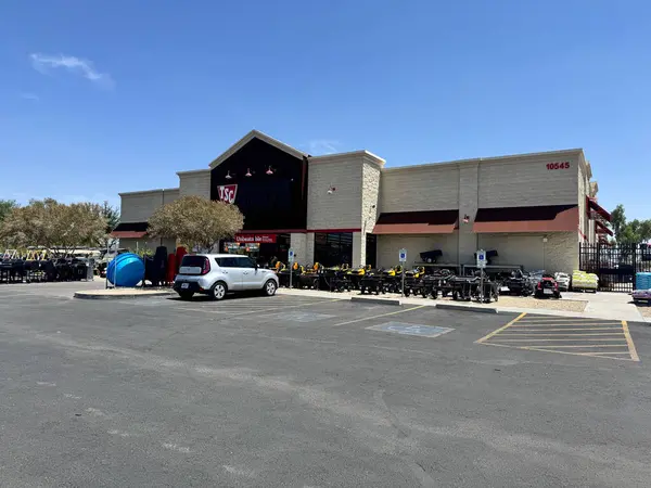 Mesa, Arizona - 8 Haziran 2025: Traktör Tedarik Mağazasının dışı, perakende