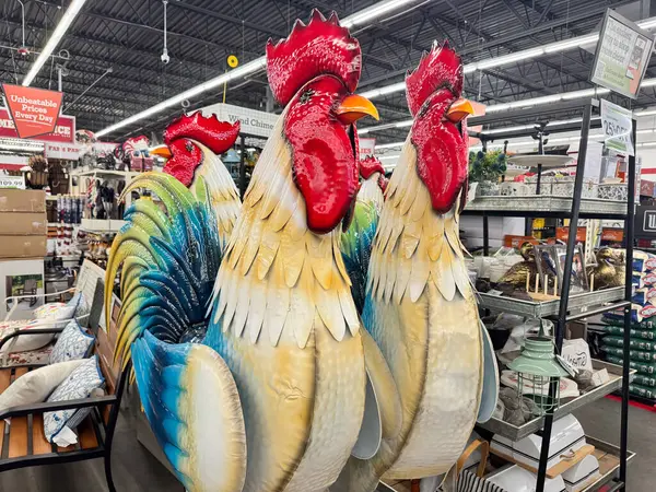 Mesa, Arizona - 8 Haziran 2025: Traktör Tedarik mağazasında satılık büyük metal tavuk veya horoz bahçesi heykelleri, perakende satış