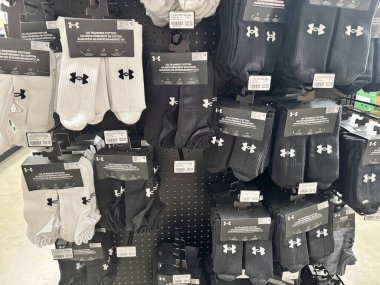 Mesa, Arizona - 13 Haziran 2025: Under Armour çoraplarının perakende mağazasında sergilenmesi