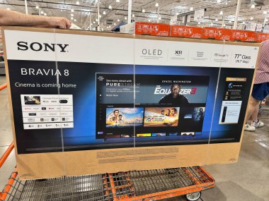 Mesa, Arizona - 13 Haziran 2025: Yepyeni Sony Bravia 8 OLED 77 inç düz ekran TV Costco alışveriş arabasında
