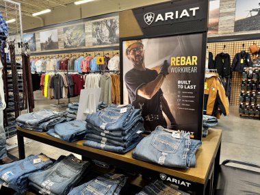 Mesa, Arizona - 13 Haziran 2025: Sportsmans Depo perakende mağazasında Ariat Çelik Kotlar Sergisi