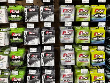 Mesa, Arizona - 13 Haziran 2025: Sportsmans Depo mağazasında satılık Pline Balıkçılık Hattı Paketleri