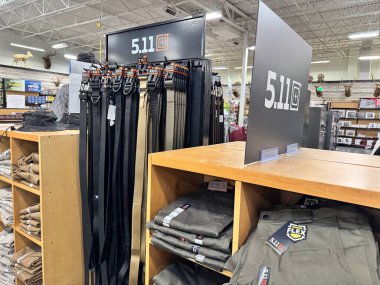 Mesa, Arizona - 13 Haziran 2025: Sportsmans Depo mağazasında 5.11 Taktik giysi sergisi