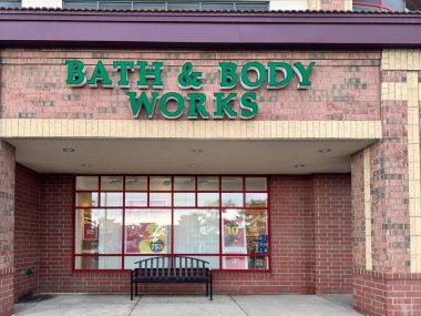 Blaine, Minnesota - 16 Haziran 2025: Bir alışveriş merkezindeki Bath and Body Works mağazasının dışı