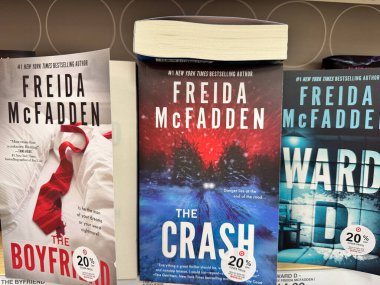 Orman Gölü, Minnesota - 15 Haziran 2025: Freida McFadden bir Target mağazasında satılık gerilim kitapları