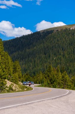 Arabalar Independence boyunca gidiyor. Colorado 'yu kıvrımlı dağ yollarında geçiyoruz.