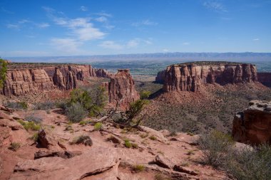 Grand Junction yakınlarındaki Colorado Ulusal Anıtı 'ndaki kanyon manzarası, güzel kırmızı kayalar.