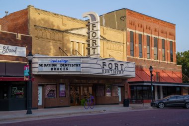 Kearney, Nebraska - 21 Haziran 2025: Fort Theater 'ın şimdiki Dişçiliği, Kearney şehir merkezinde nostaljik titreşimler