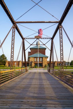 Kearney Nebraska 'daki ünlü kemer yolunun yanındaki parkta güzel yaya köprüsü ve yürüyüş yolu.