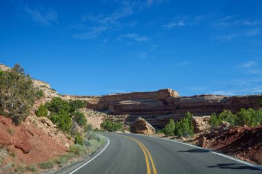 Güneşli bir günde Colorado Ulusal Anıtı 'ndan geçerken Grand Junction yakınlarında
