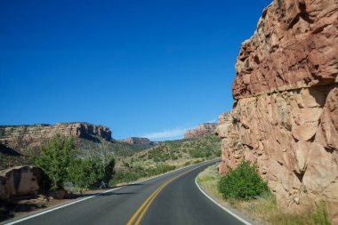 Güneşli bir günde Colorado Ulusal Anıtı 'ndan geçerken Grand Junction yakınlarında