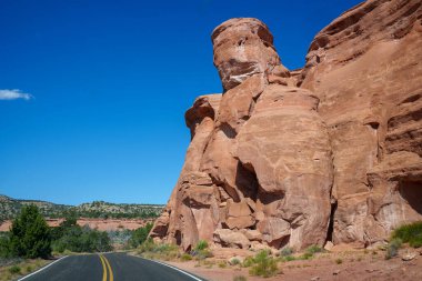 Güneşli bir günde Colorado Ulusal Anıtı 'ndan geçerken Grand Junction yakınlarında
