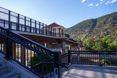 Colorado Nehri üzerinde yaya köprüsü ve Glenwood Springs Colorado 'da I-70 karayolu boyunca uzanır.