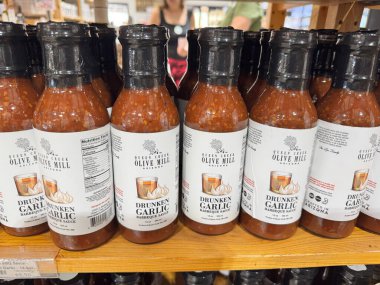 Queen Creek, Arizona - 27 Haziran 2025: Queen Creek Zeytin Değirmeni ve Restoranında satılık barbekü sosu